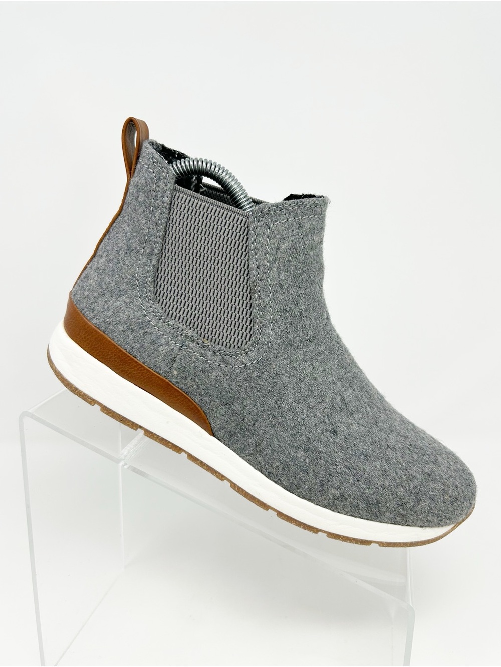 b.o.c. Womens Gray Chelsea Ankle Boots Slip-On Elastic Gore White Sole Size 7**